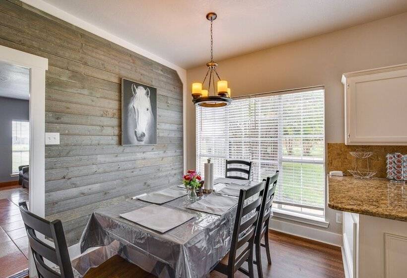 Stunning Van Alstyne Retreat W/ Patio & Fireplace!