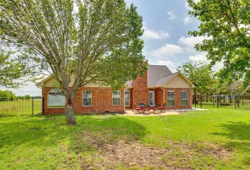 Stunning Van Alstyne Retreat W/ Patio & Fireplace!