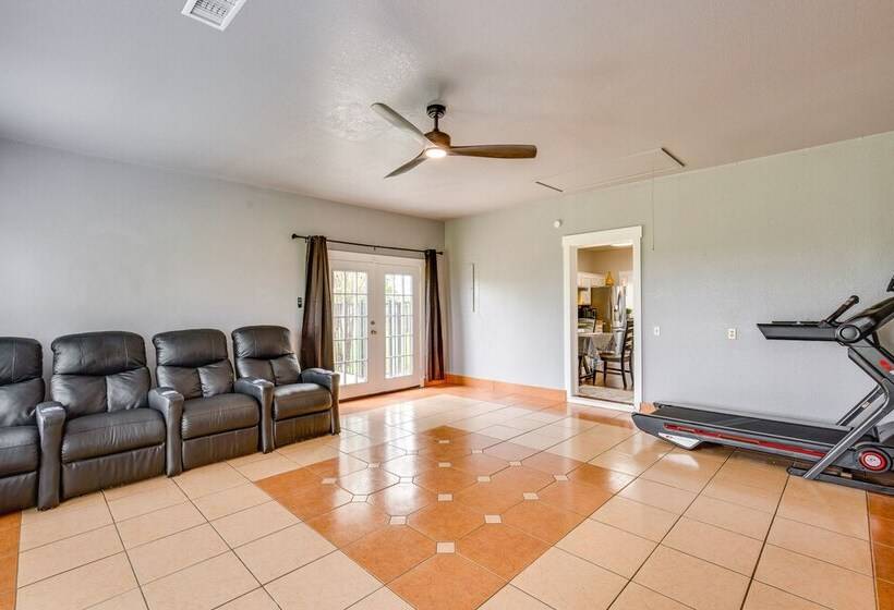 Stunning Van Alstyne Retreat W/ Patio & Fireplace!