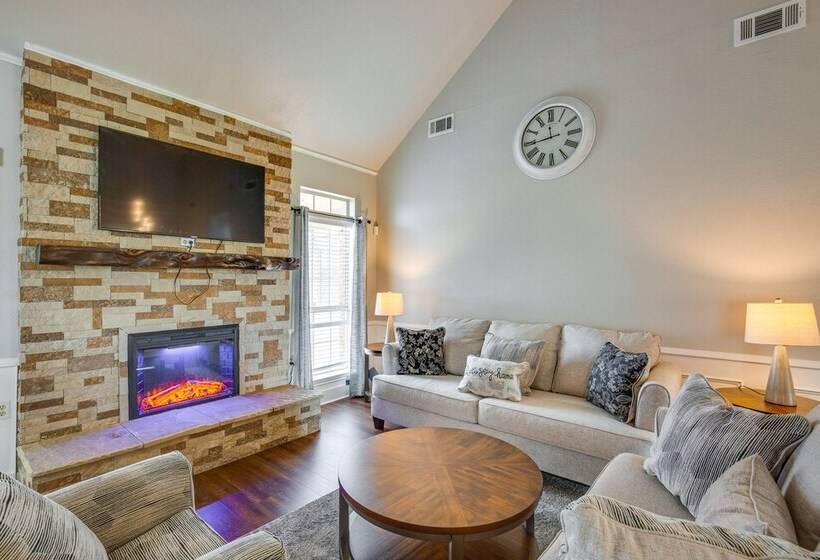 Stunning Van Alstyne Retreat W/ Patio & Fireplace!