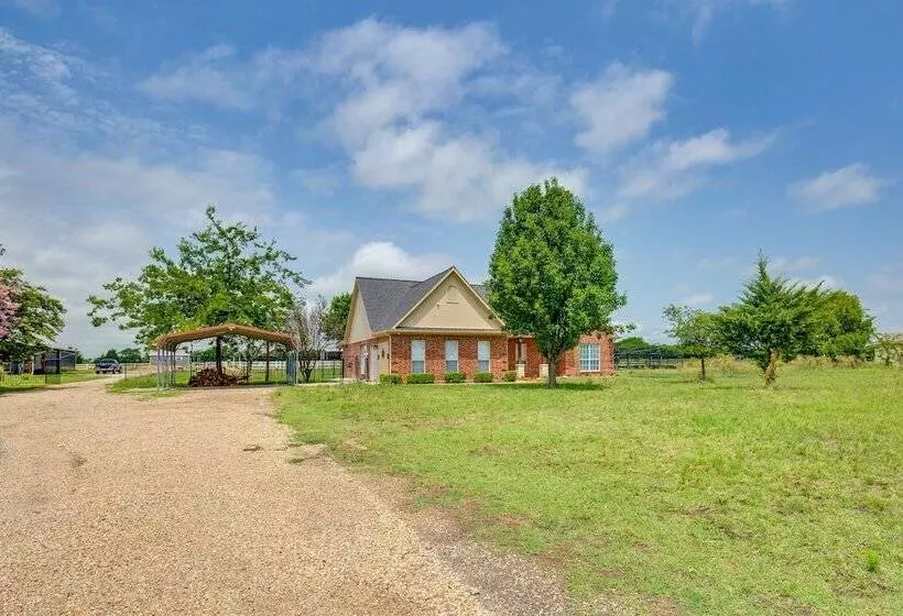Stunning Van Alstyne Retreat W/ Patio & Fireplace!