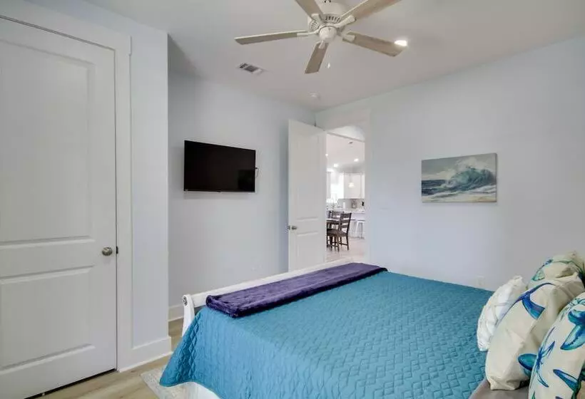 Sunny Gulfport Vacation Rental: Walk To Beaches!