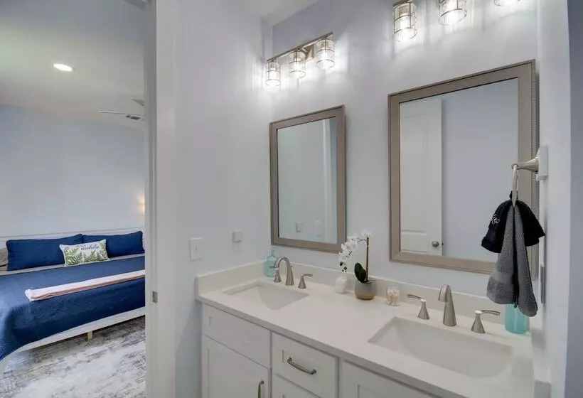 Sunny Gulfport Vacation Rental: Walk To Beaches!