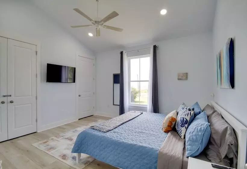 Sunny Gulfport Vacation Rental: Walk To Beaches!
