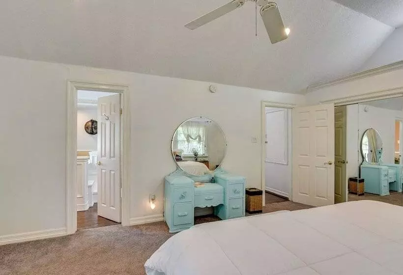 Texas Escape W/ Private Pool, Grill & Balconies!