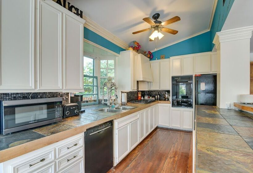 Texas Escape W/ Private Pool, Grill & Balconies!