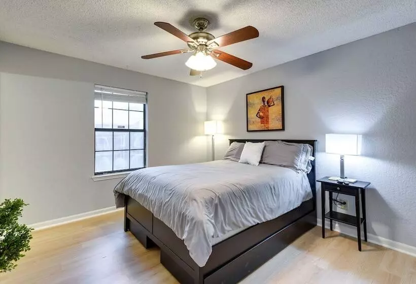 Charming Fort Worth Home   12 Mi To Downtown!