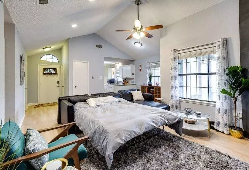 Charming Fort Worth Home   12 Mi To Downtown!