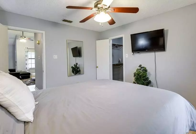Charming Fort Worth Home   12 Mi To Downtown!