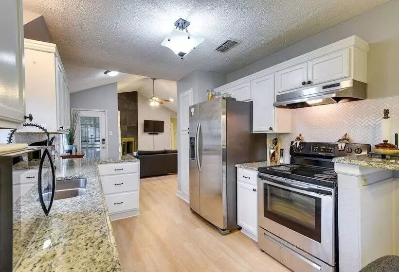 Charming Fort Worth Home   12 Mi To Downtown!