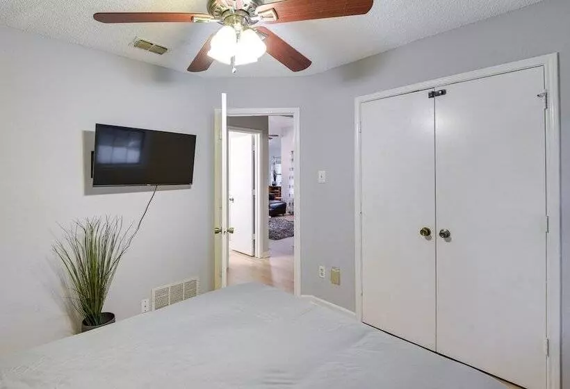 Charming Fort Worth Home   12 Mi To Downtown!