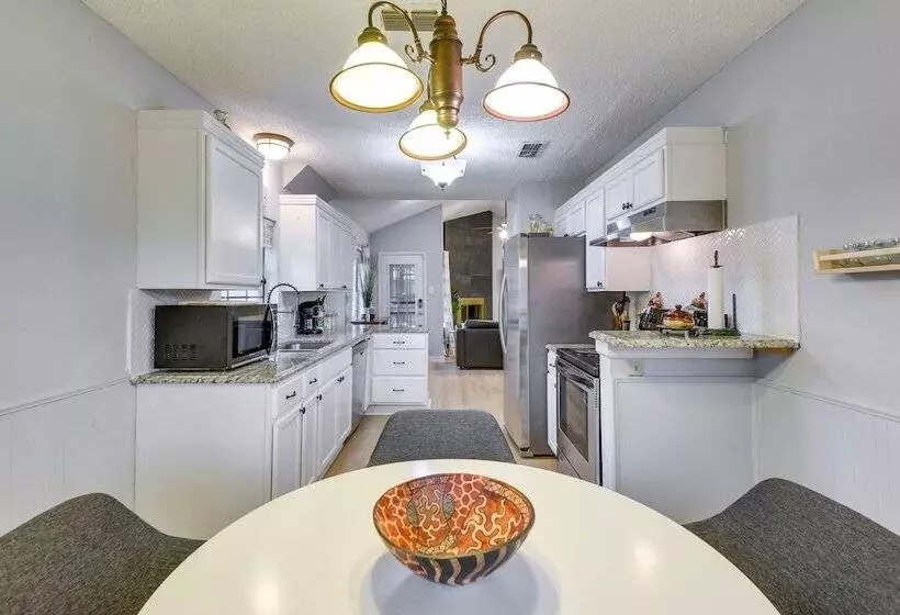 Charming Fort Worth Home   12 Mi To Downtown!