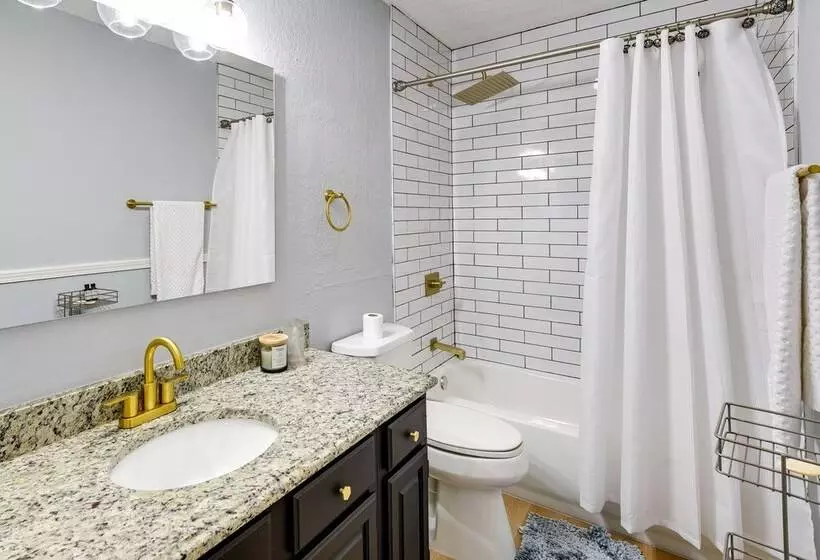 Charming Fort Worth Home   12 Mi To Downtown!