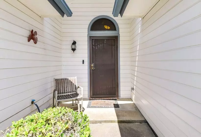 Charming Fort Worth Home   12 Mi To Downtown!