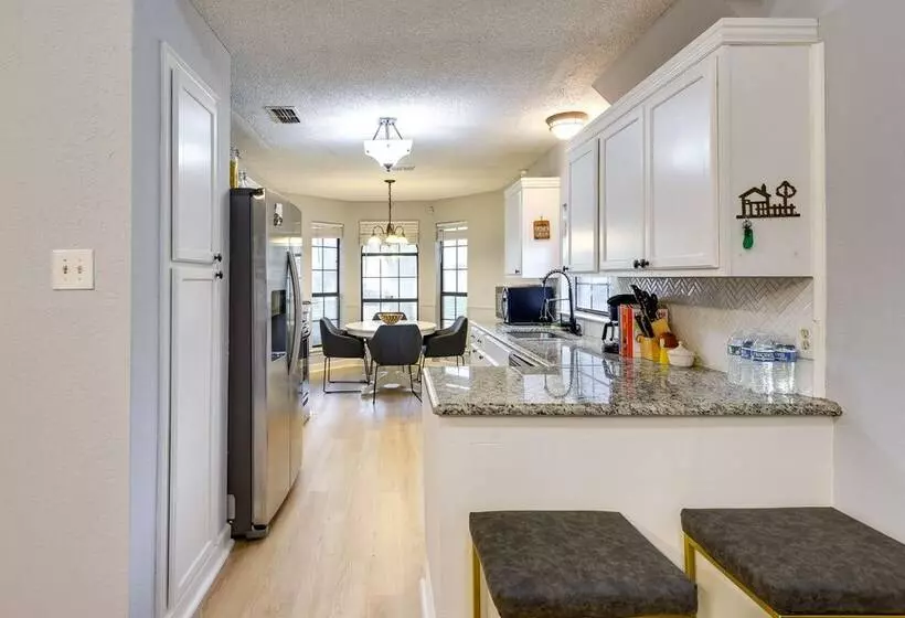 Charming Fort Worth Home   12 Mi To Downtown!