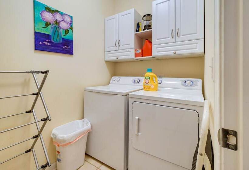 Charming Wilmington Home W/ Patio ~ 7 Mi To Beach!