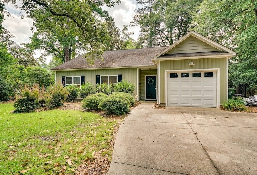 Charming Wilmington Home W/ Patio ~ 7 Mi To Beach!