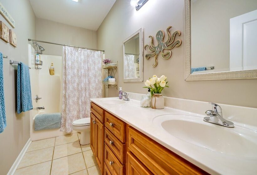 Charming Wilmington Home W/ Patio ~ 7 Mi To Beach!