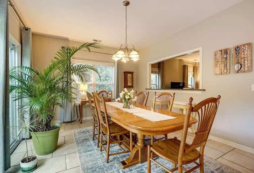 Charming Wilmington Home W/ Patio ~ 7 Mi To Beach!