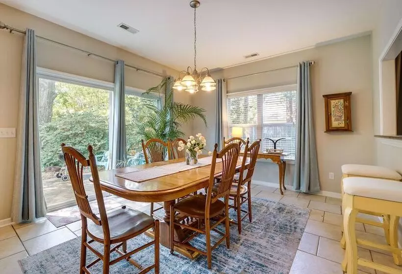 Charming Wilmington Home W/ Patio ~ 7 Mi To Beach!