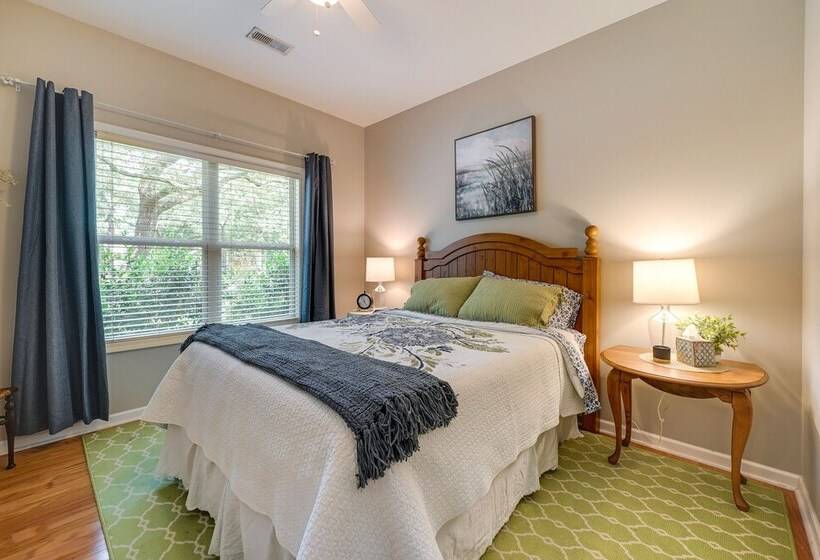 Charming Wilmington Home W/ Patio ~ 7 Mi To Beach!