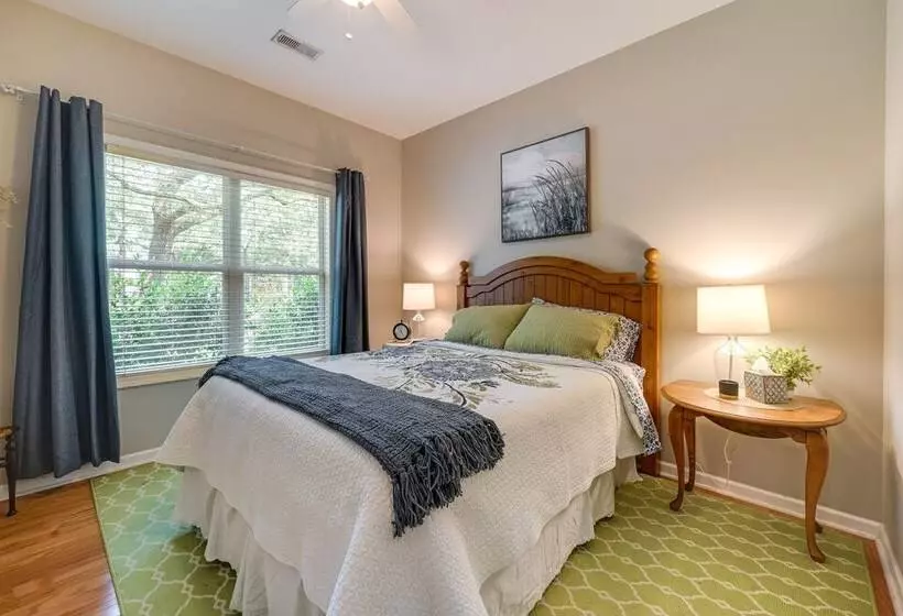 Charming Wilmington Home W/ Patio ~ 7 Mi To Beach!