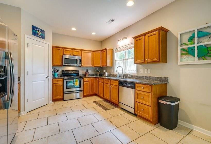 Charming Wilmington Home W/ Patio ~ 7 Mi To Beach!