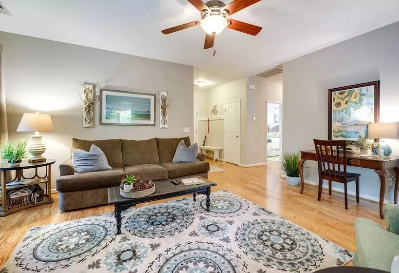 Charming Wilmington Home W/ Patio ~ 7 Mi To Beach!