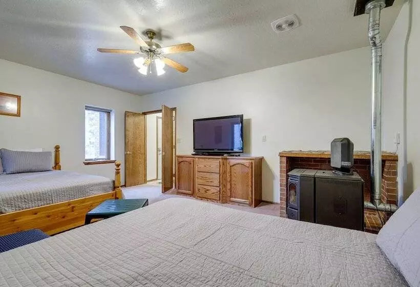 Cozy Cabin W/ Deck & Fireplace In Beaver!