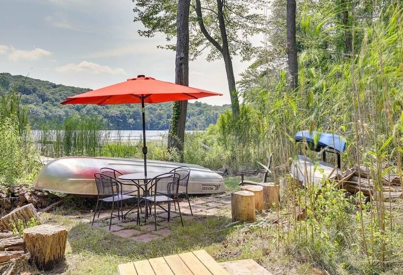 Lakefront New York Abode W/ Deck, Grill & Fire Pit