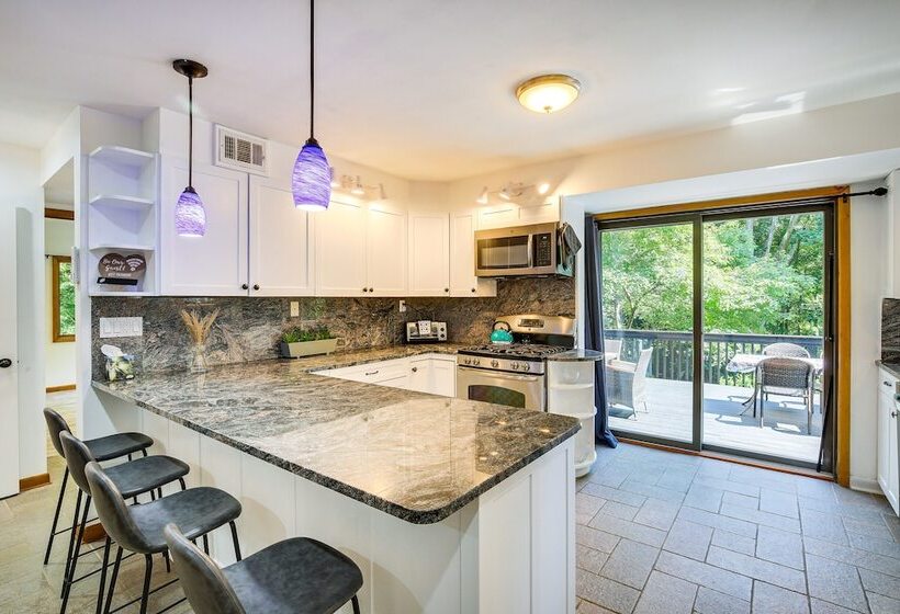 Lakefront New York Abode W/ Deck, Grill & Fire Pit