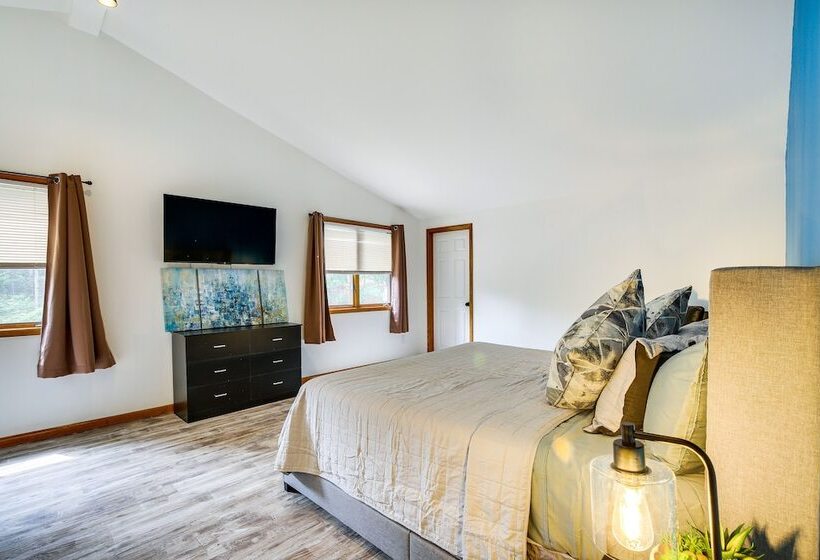 Lakefront New York Abode W/ Deck, Grill & Fire Pit