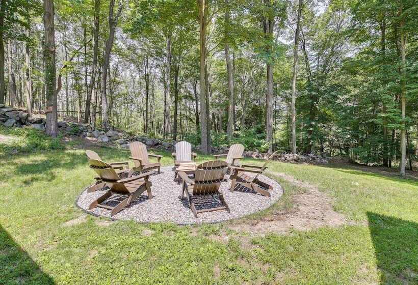 Lakefront New York Abode W/ Deck, Grill & Fire Pit