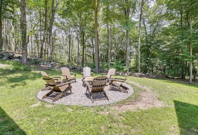 Lakefront New York Abode W/ Deck, Grill & Fire Pit