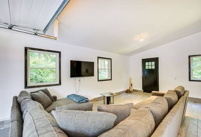 Lakefront New York Abode W/ Deck, Grill & Fire Pit