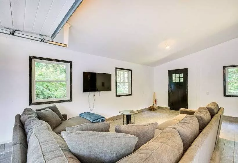 Lakefront New York Abode W/ Deck, Grill & Fire Pit