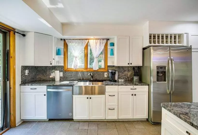 Lakefront New York Abode W/ Deck, Grill & Fire Pit