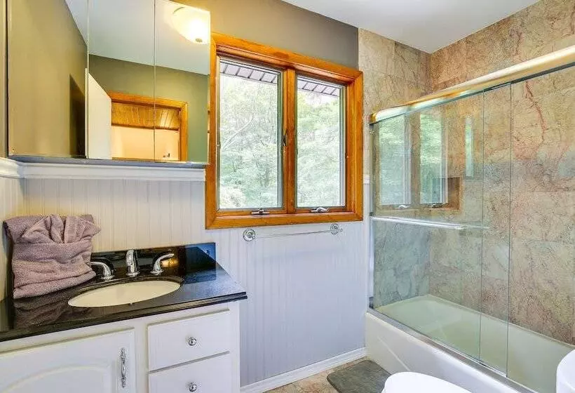 Lakefront New York Abode W/ Deck, Grill & Fire Pit