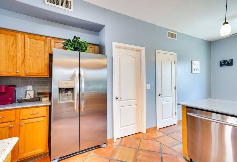 Luxury Tucson Retreat: Patio, Hot Tub & Fireplace