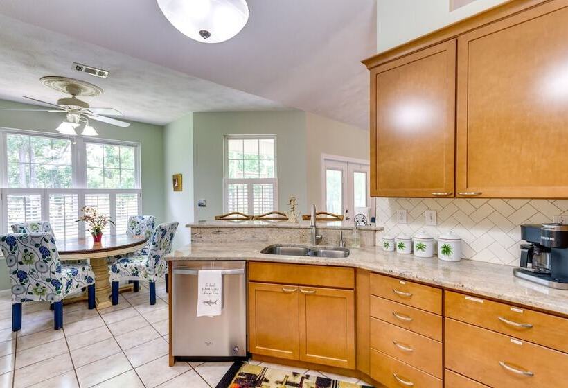 4 Mi To Beach: Navarre Retreat W/ Screened Porch!