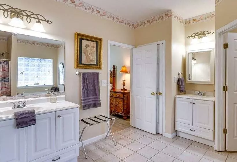 4 Mi To Beach: Navarre Retreat W/ Screened Porch!