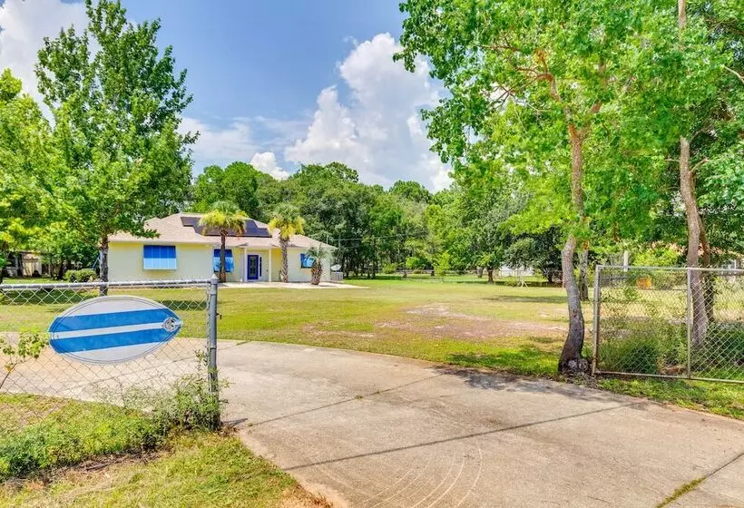 4 Mi To Beach: Navarre Retreat W/ Screened Porch!