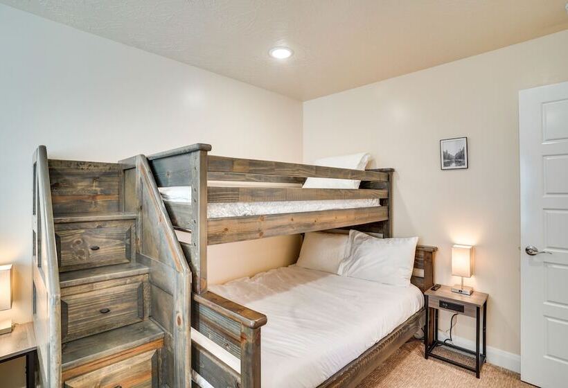 Newly Built, Modern Alton Cabin On 4 Acres!