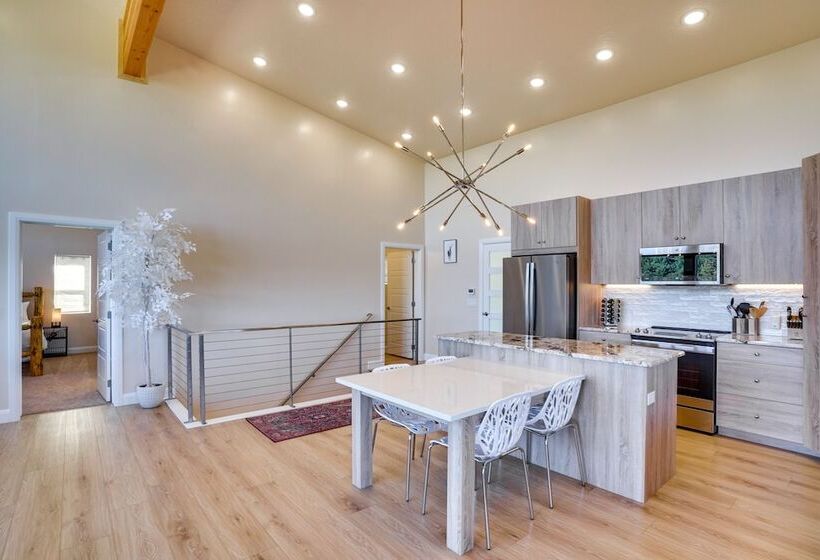 Newly Built, Modern Alton Cabin On 4 Acres!