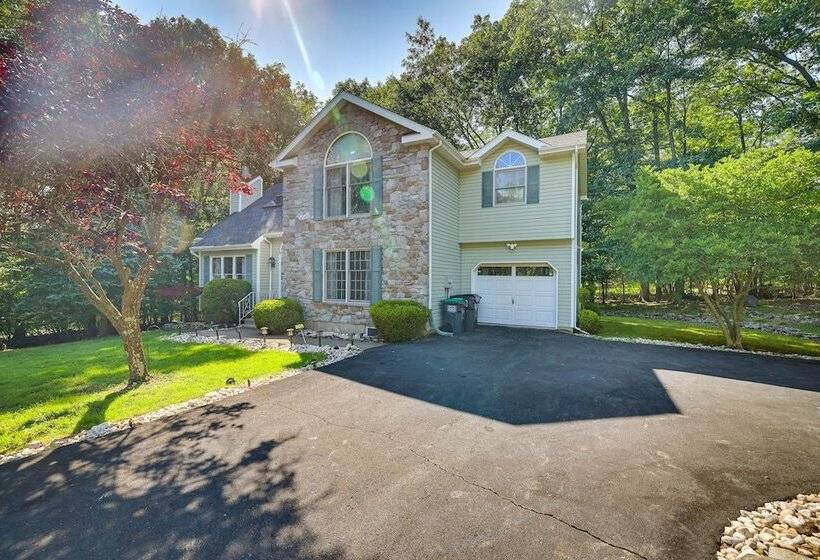 Pocono Mountain Home W/ Private Lake Access
