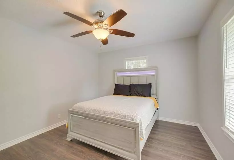 Port Neches Home Rental: Walk To Tugboat Island!