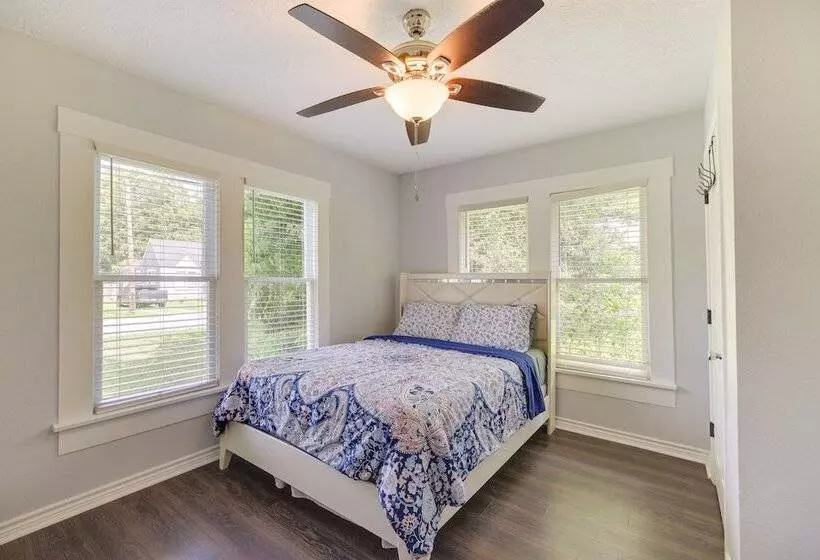 Port Neches Home Rental: Walk To Tugboat Island!