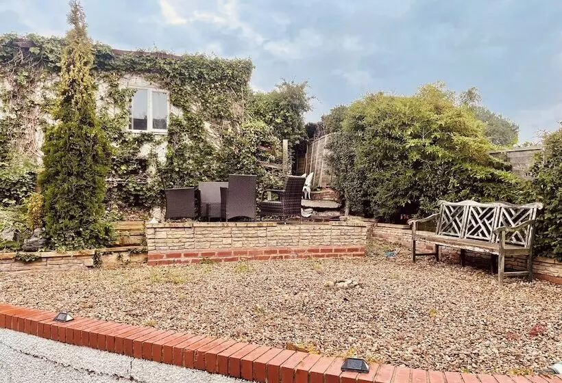 Residenssi Immaculate 2 Bed House In Potters Bar