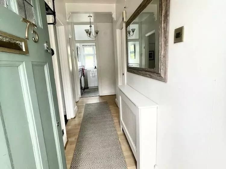 Residenssi Immaculate 2 Bed House In Potters Bar