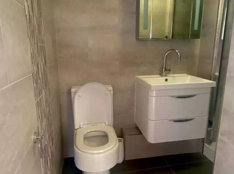 Residenssi Impeccable 3 Bed House In Thames Ditton